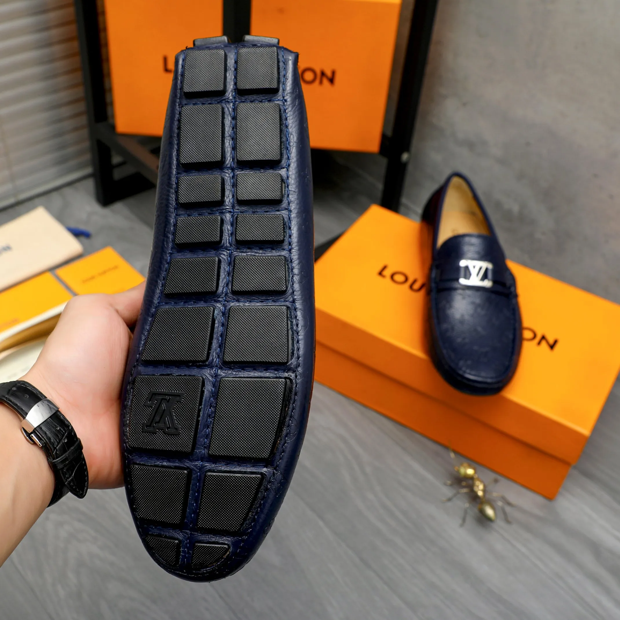 Men's shoes 💰p420 Product trademark: LV (Louis Vuitton) casual slip-on men's shoes Regular size: 38-44 Product material: Selected pebbled cowhide embossed upper, sheepskin lining, rubber outsole
